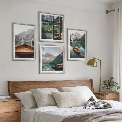 Conjunto de 4 quadros com moldura com paisagem de lago, montanhas, barcos e chalé vista de uma janela