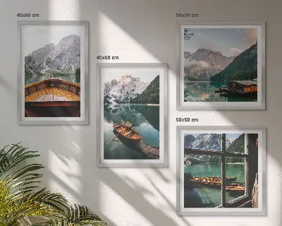 Conjunto de 4 quadros com moldura com paisagem de lago, montanhas, barcos e chalé vista de uma janela