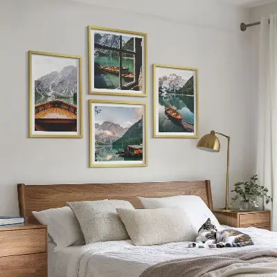 Conjunto de 4 quadros com moldura com paisagem de lago, montanhas, barcos e chalé vista de uma janela