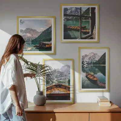 Conjunto de 4 quadros com moldura com paisagem de lago, montanhas, barcos e chalé vista de uma janela