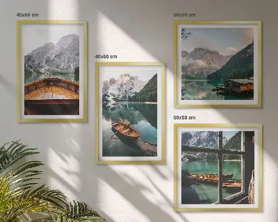 Conjunto de 4 quadros com moldura com paisagem de lago, montanhas, barcos e chalé vista de uma janela