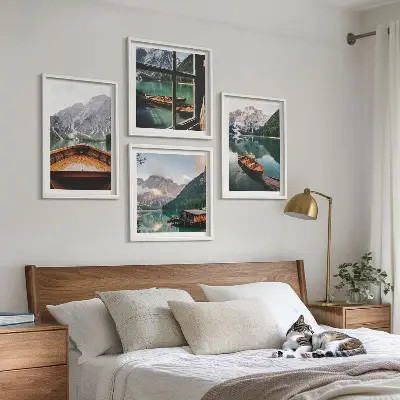 Conjunto de 4 quadros com moldura com paisagem de lago, montanhas, barcos e chalé vista de uma janela
