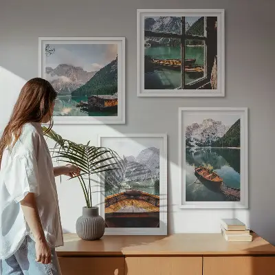 Conjunto de 4 quadros com moldura com paisagem de lago, montanhas, barcos e chalé vista de uma janela