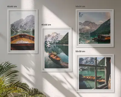 Conjunto de 4 quadros com moldura com paisagem de lago, montanhas, barcos e chalé vista de uma janela