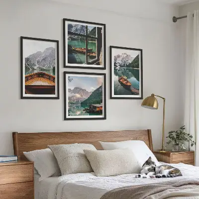 Conjunto de 4 quadros com moldura com paisagem de lago, montanhas, barcos e chalé vista de uma janela
