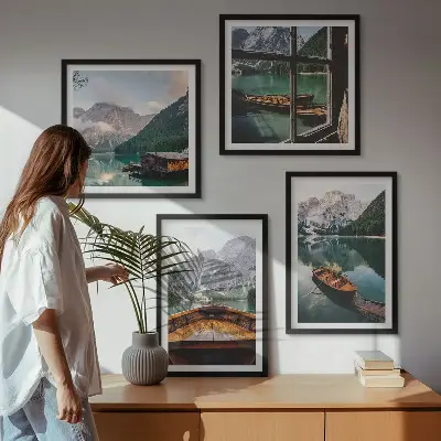Conjunto de 4 quadros com moldura com paisagem de lago, montanhas, barcos e chalé vista de uma janela