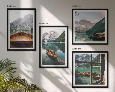 Conjunto de 4 quadros com moldura com paisagem de lago, montanhas, barcos e chalé vista de uma janela