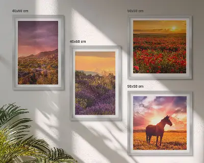 Composição de quadros de paisagem de montanha com cavalo e lavanda