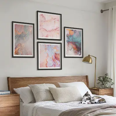 Conjunto de 4 quadros com moldura com padrões abstratos em tons pastel
