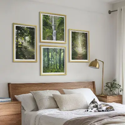 Políptico com moldura florestas verdes com raios de luz