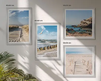 Políptico com moldura paisagem de praia com areia ondas céu e pássaros