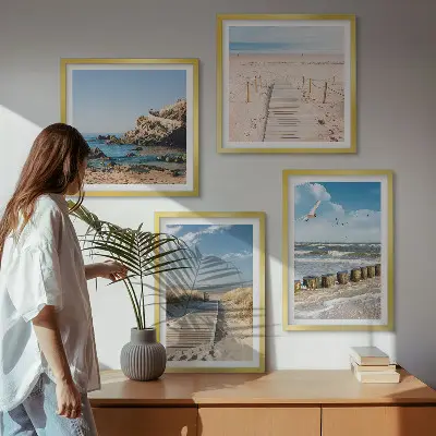 Políptico com moldura paisagem de praia com areia ondas céu e pássaros