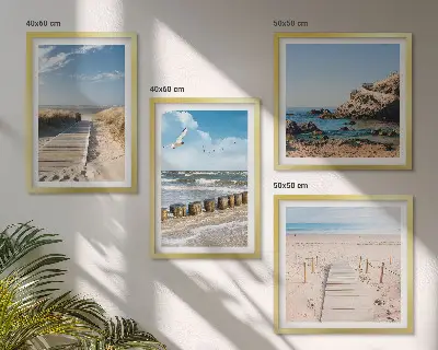 Políptico com moldura paisagem de praia com areia ondas céu e pássaros