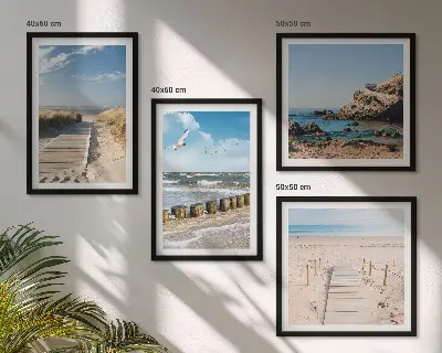 Políptico com moldura paisagem de praia com areia ondas céu e pássaros
