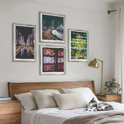 Conjunto de 4 quadros com moldura estampa de letreiros de néon na cidade à noite