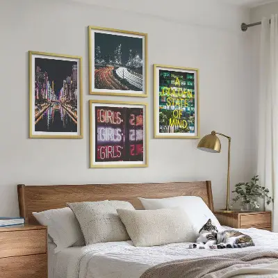 Conjunto de 4 quadros com moldura estampa de letreiros de néon na cidade à noite