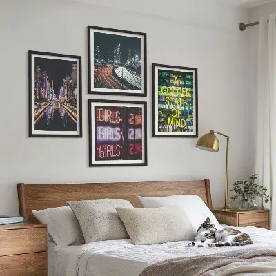 Conjunto de 4 quadros com moldura estampa de letreiros de néon na cidade à noite