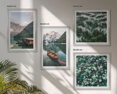 Políptico com moldura barco no lago da montanha com nevoeiro