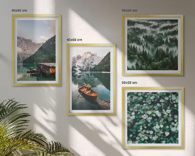 Políptico com moldura barco no lago da montanha com nevoeiro