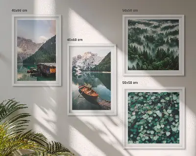 Políptico com moldura barco no lago da montanha com nevoeiro