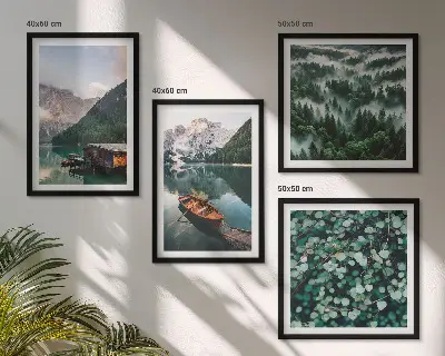 Políptico com moldura barco no lago da montanha com nevoeiro