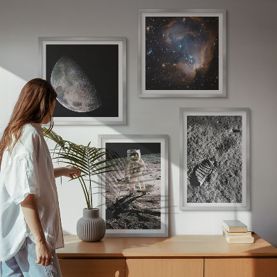 Políptico com moldura Foto de astronauta traçando a trajetória da Lua