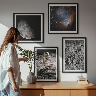 Políptico com moldura Foto de astronauta traçando a trajetória da Lua