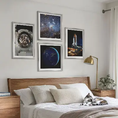 Conjunto de 4 quadros com moldura com tema de espaço terra astronauta e foguete