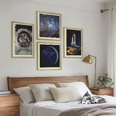 Conjunto de 4 quadros com moldura com tema de espaço terra astronauta e foguete
