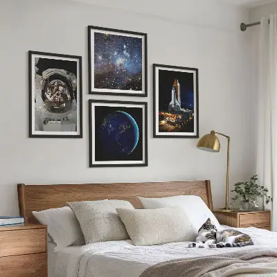 Conjunto de 4 quadros com moldura com tema de espaço terra astronauta e foguete