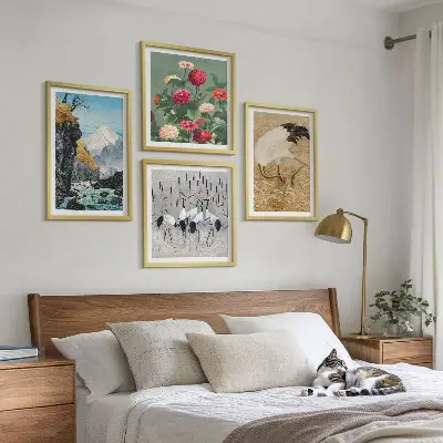 Conjunto de 4 quadros com moldura com estampas de montanhas, rio, flores e garças