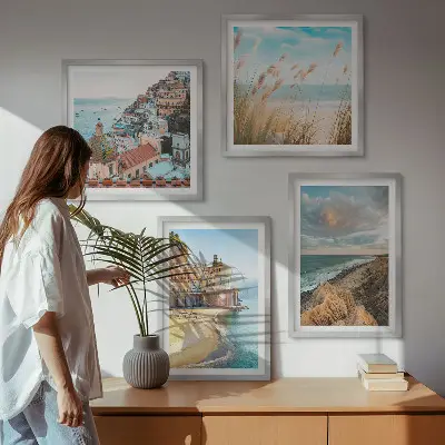 Conjunto de 4 quadros com moldura com paisagens de praia, cidade e falésias