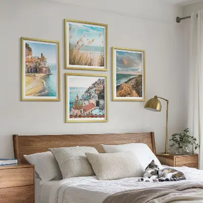 Conjunto de 4 quadros com moldura com paisagens de praia, cidade e falésias