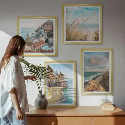 Conjunto de 4 quadros com moldura com paisagens de praia, cidade e falésias