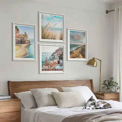Conjunto de 4 quadros com moldura com paisagens de praia, cidade e falésias