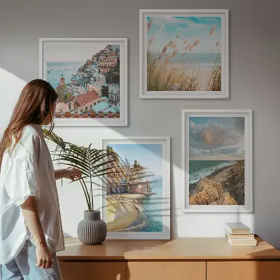 Conjunto de 4 quadros com moldura com paisagens de praia, cidade e falésias