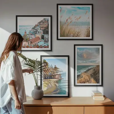 Conjunto de 4 quadros com moldura com paisagens de praia, cidade e falésias