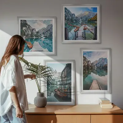 Composição de quadros barcos de madeira em lago nas montanhas