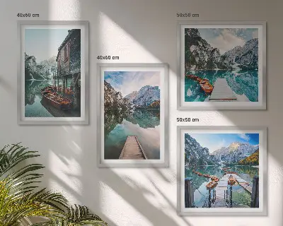 Composição de quadros barcos de madeira em lago nas montanhas