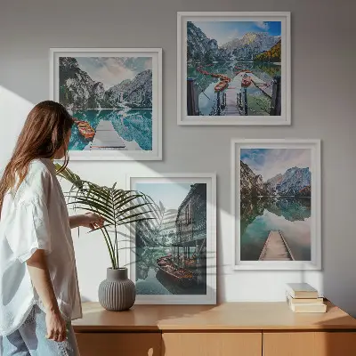 Composição de quadros barcos de madeira em lago nas montanhas
