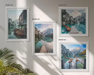 Composição de quadros barcos de madeira em lago nas montanhas