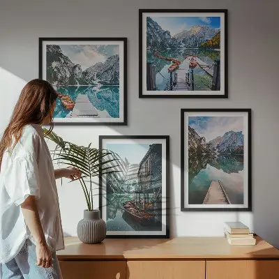 Composição de quadros barcos de madeira em lago nas montanhas