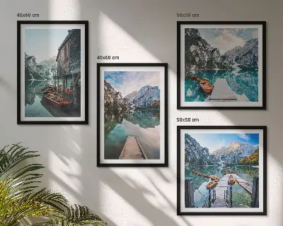 Composição de quadros barcos de madeira em lago nas montanhas