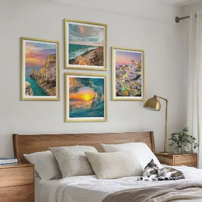Composição de quadros com a temática de ondas do mar, casas brancas e Santorini