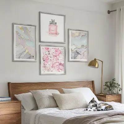 Composição de quadros flores rosa com tons de mármore pastel