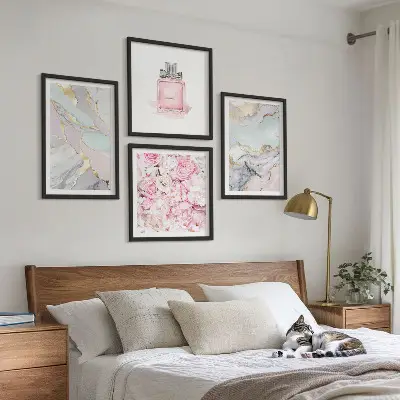 Composição de quadros flores rosa com tons de mármore pastel