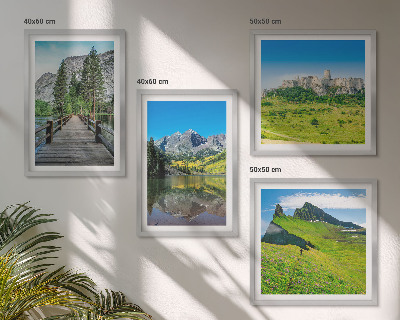 Conjunto de 4 quadros com moldura Colinas verdes com um castelo
