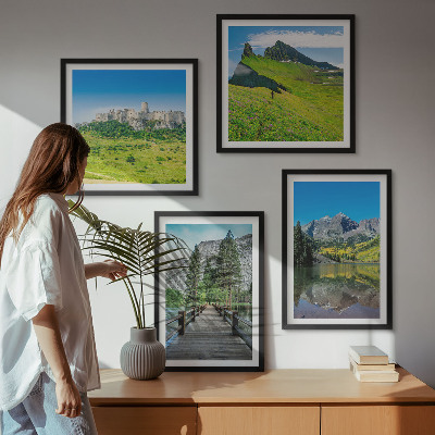 Conjunto de 4 quadros com moldura Colinas verdes com um castelo
