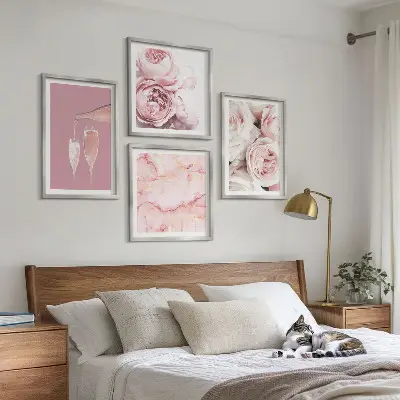 Composição de quadros rosas champanhe com fundo mármore pastel