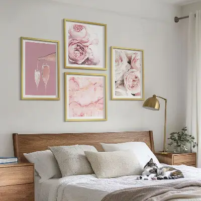 Composição de quadros rosas champanhe com fundo mármore pastel